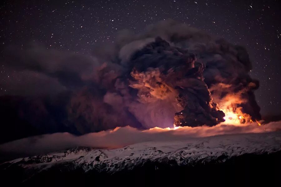 Эйяфьядлайёкюдль вулкан в Исландии. Вулкан Eyjafjallajökull Исландии. Эйяфьядлайёкюдль извержение 2010. Извержение вулкана эйяфьядлайёкюдль в Исландии. 3 взрыва ночью