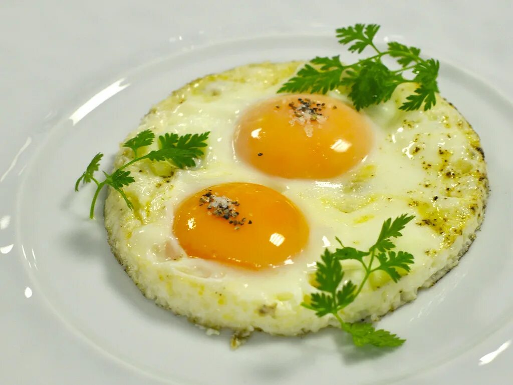 Яйцо обжаренное с двух. Яичница омлет глазунья. Яичница из 2 яиц. Яичница глазунья 2 яйца. Яичница глазунья из 2 яиц.