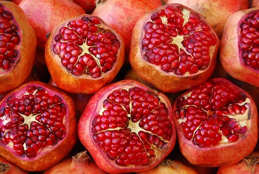 Корки граната. Гранатовые шкурки. Гранатовые шкурки. Сухие гранатовые корки. Почистить гранат.
