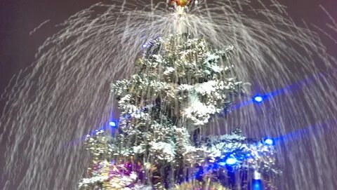 Елка с падающим снегом