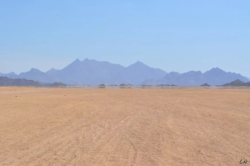 Оптическое явление в пустыне. Пустыня эрг эр рави. миражи в эрг эр рави. мираж в пустыне сахара. верхний мираж в пустыне.