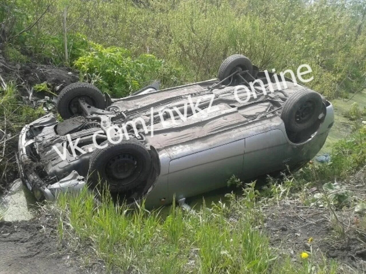 Август перевертыш. Приора универсал кювет. Август перевертыш. Машина в кювете. Ваз 2110 перевертыш.