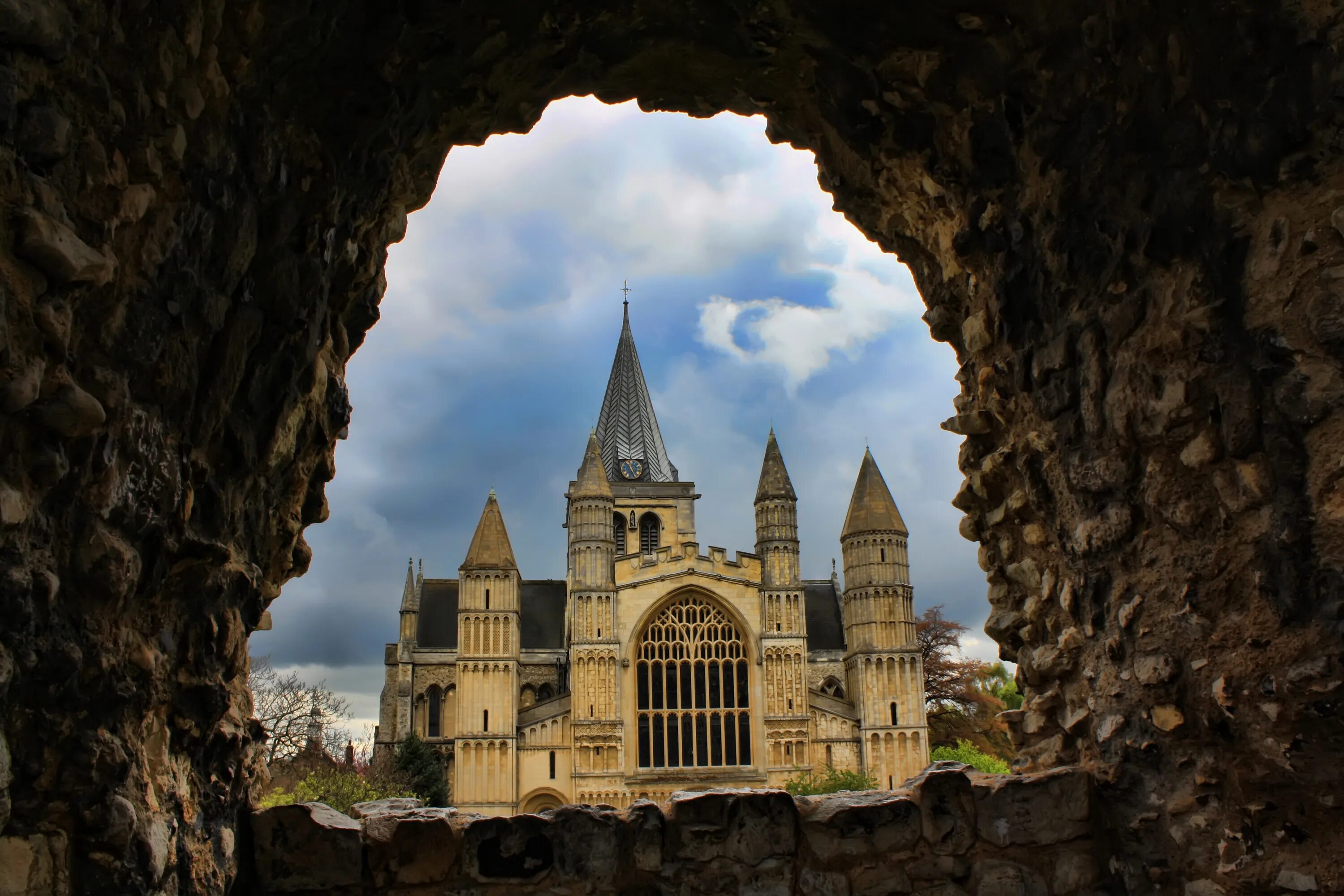 Естественные рамки. Эффект фрейминга когнитивное искажение. Обрамление композиционный прием. Фрейминг в композиции. Прием фрейминга.