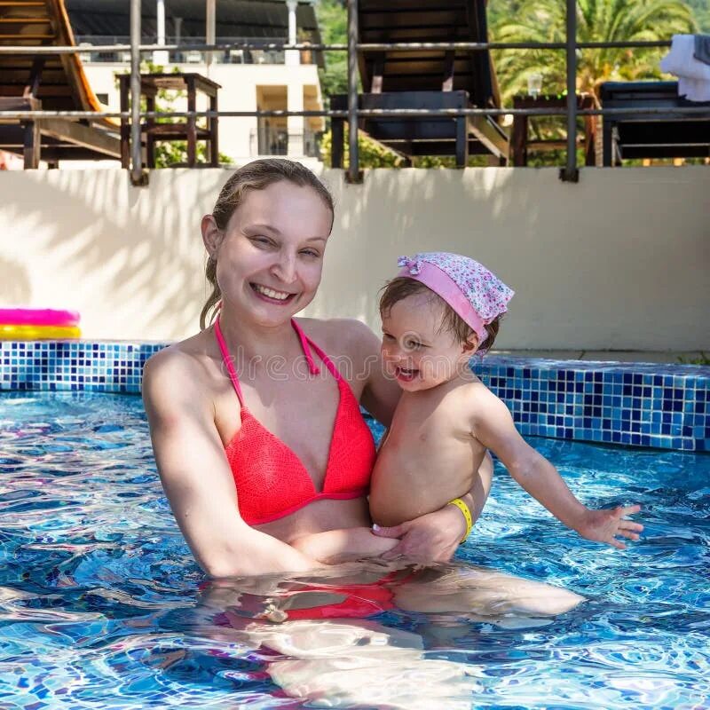 Daughter bath. Маленькая дочка в бассейне. Купание Дочки. Маленькая дочь бассейн. Дочка купается в бассейне на даче.