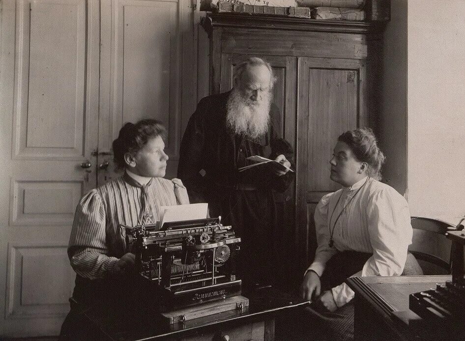 Учителя льва николаевича толстого. Лев толстой 1909. Лев толстой печатная машинка.
