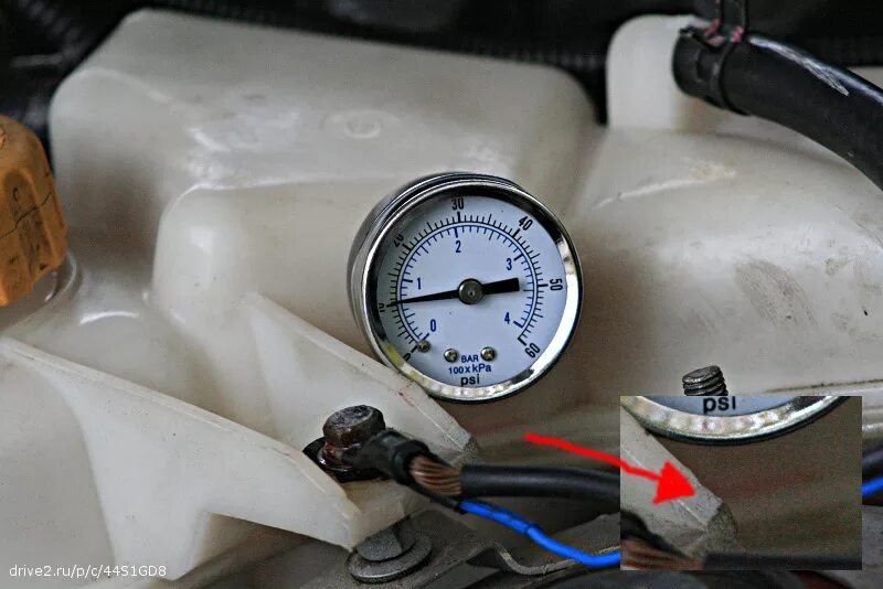 Сколько должно быть давление в расширительном. Манометр в систему охлаждения ВАЗ 2114. Манометр давления масла Калина 1.4. Манометр давления охлаждающей жидкости на ВАЗ 2107. Давление охлаждающей жидкости в системе охлаждения автомобиля.