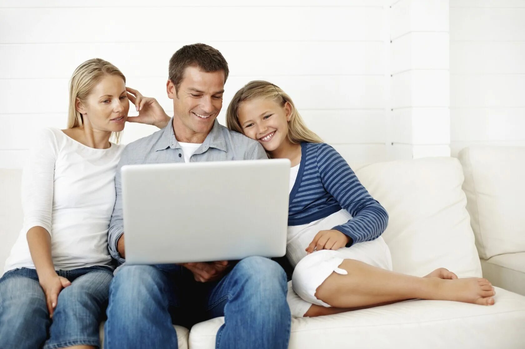Надо купи интернет. Семья за ноутбуком. Семья с планшетом. Семья интернет. Семья на диване с ноутбуком.
