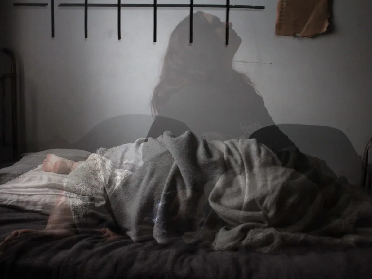 Сон чернеющий. Плохой сон ночью. сон и бессонница. человек с бессонницей. депрессия в кровати.
