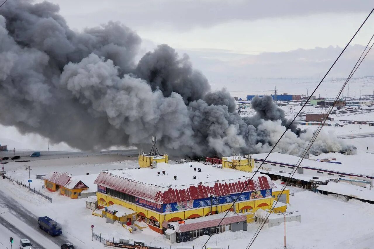 пожар в норильске. пожар в норильске. пожары дом в норильске. пожар в талнахе. норильск пожар в арктике.