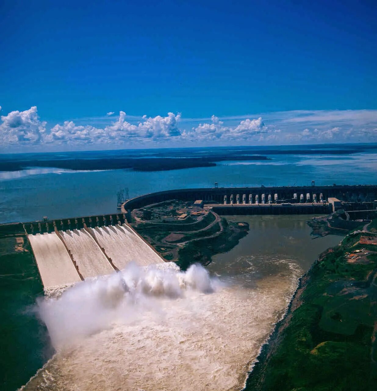 Страна многих вод. Итайпу Бразилия ГЭС. Итайпу, Парагвай/Бразилия. Плотина Итайпу в Бразилии. Гидроэлектростанция Итайпу.