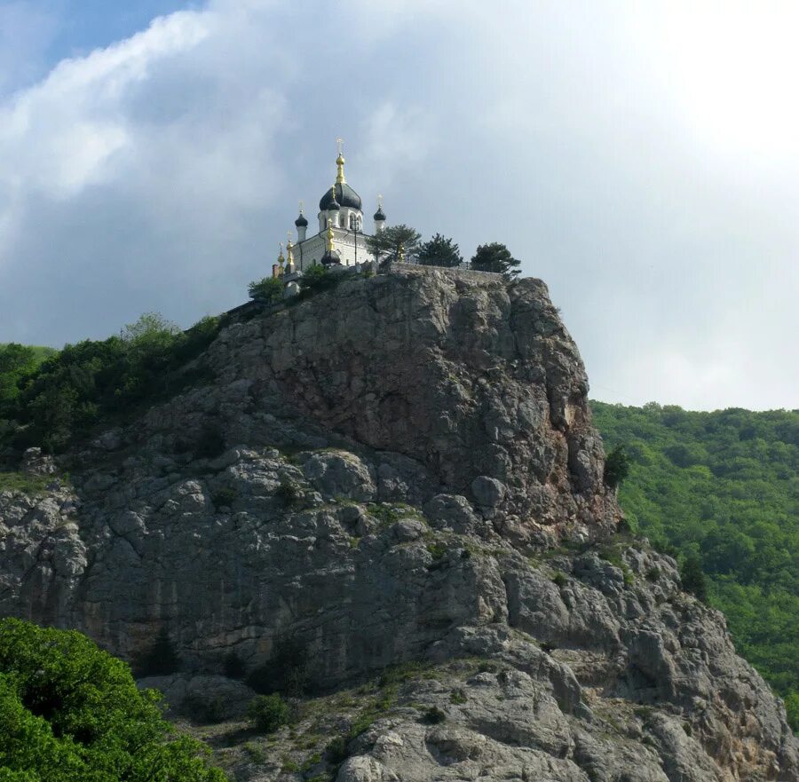 Храм на 3 горах. Вершина горы афон храм преображения. церковь на вершине горы в крыму. монастырь на вершине горы афон.