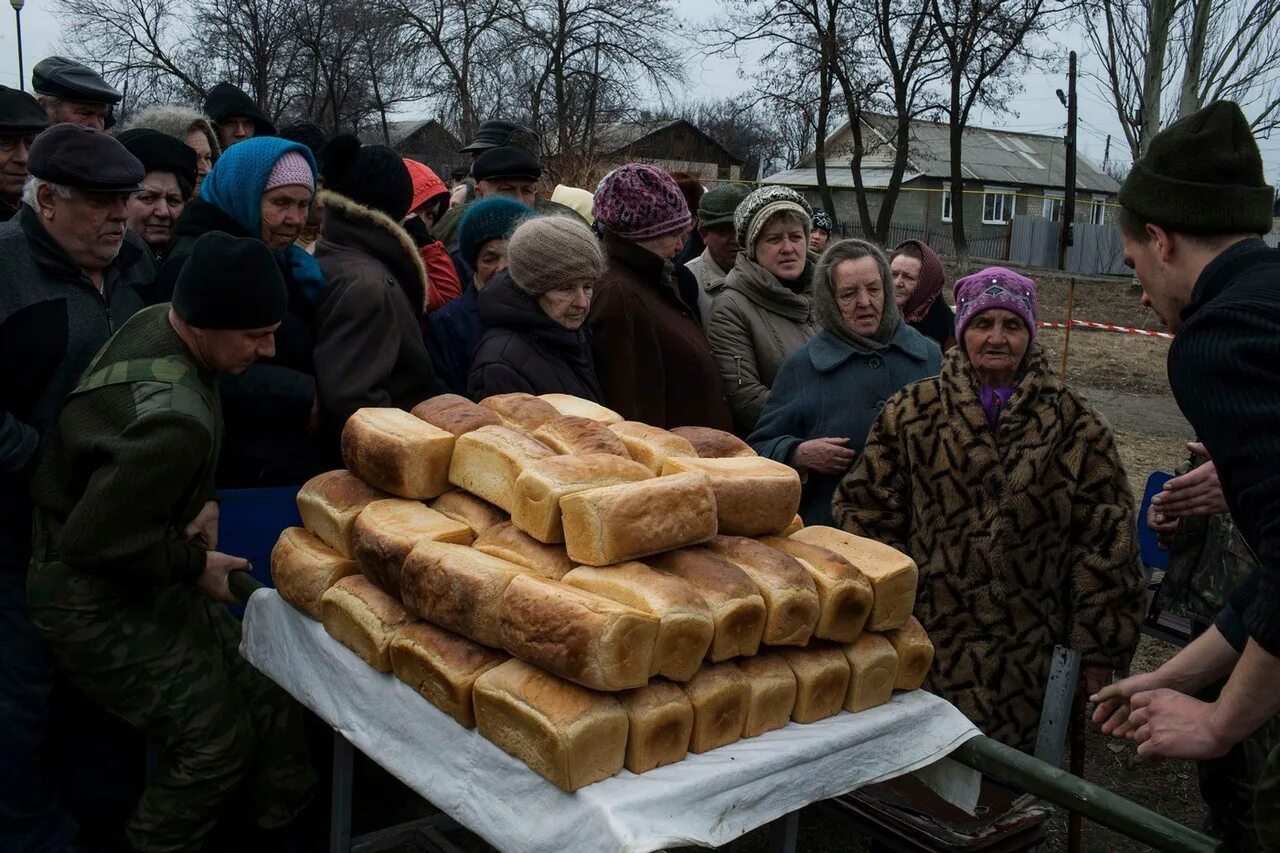 Раздача хлеба. Раздают хлеб. Чернухино. Раздача хлеба российские военные.