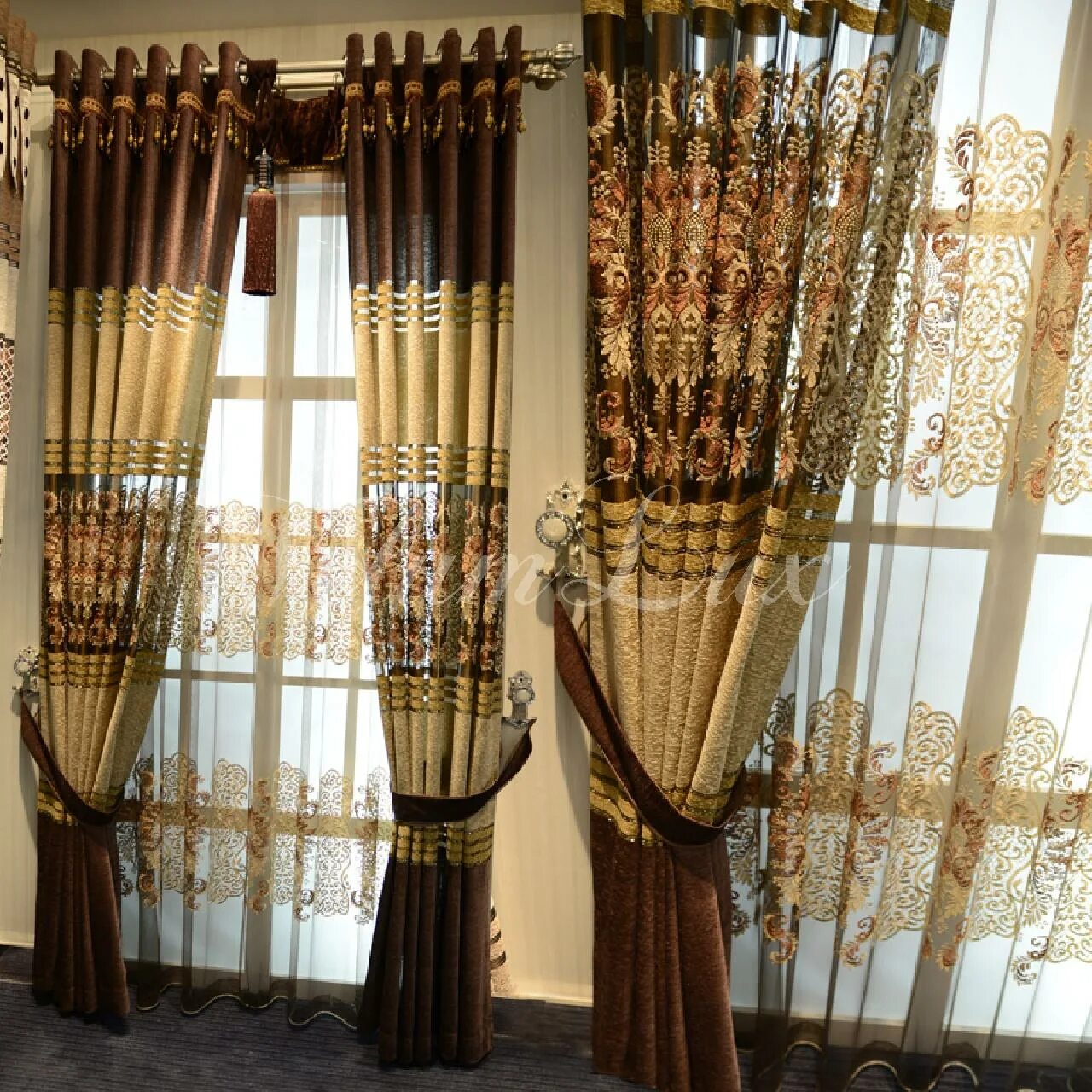 Элитные шторы. Эксклюзивные шторы. Занавески в грозном самый красивый. Шторы из атласа. Шторы дагестанские в зал.