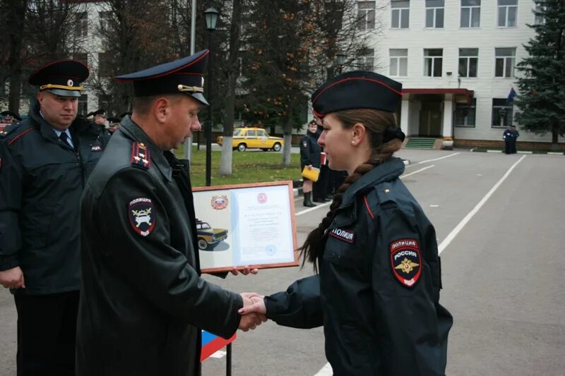 Сотруднику полиции выдают