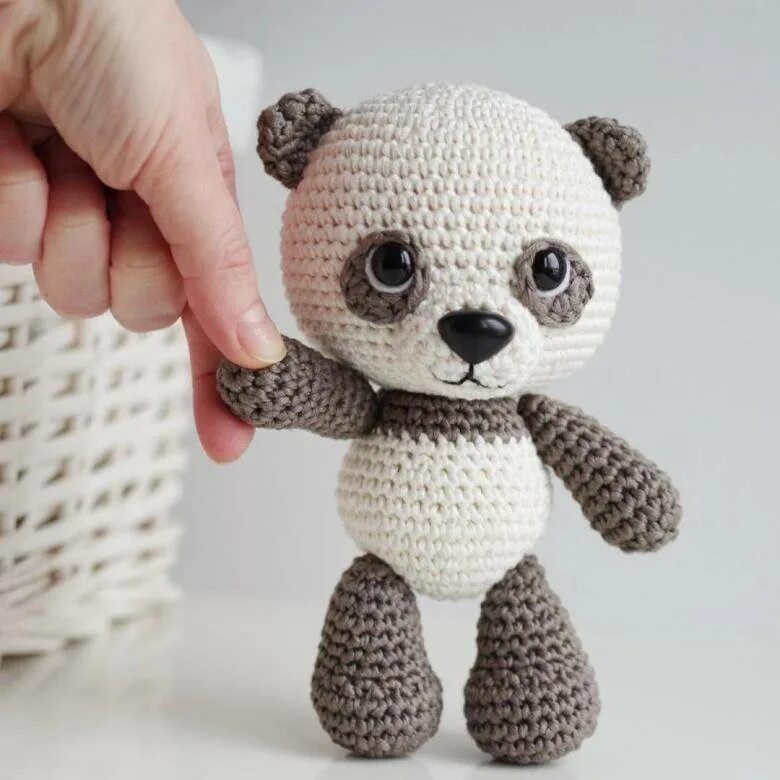 Игрушка вязаная крючком своими руками. Игрушка панда амигуруми. вязаная панда амигуруми. игрушки амигуруми крючком панда. панда крючком амигуруми.
