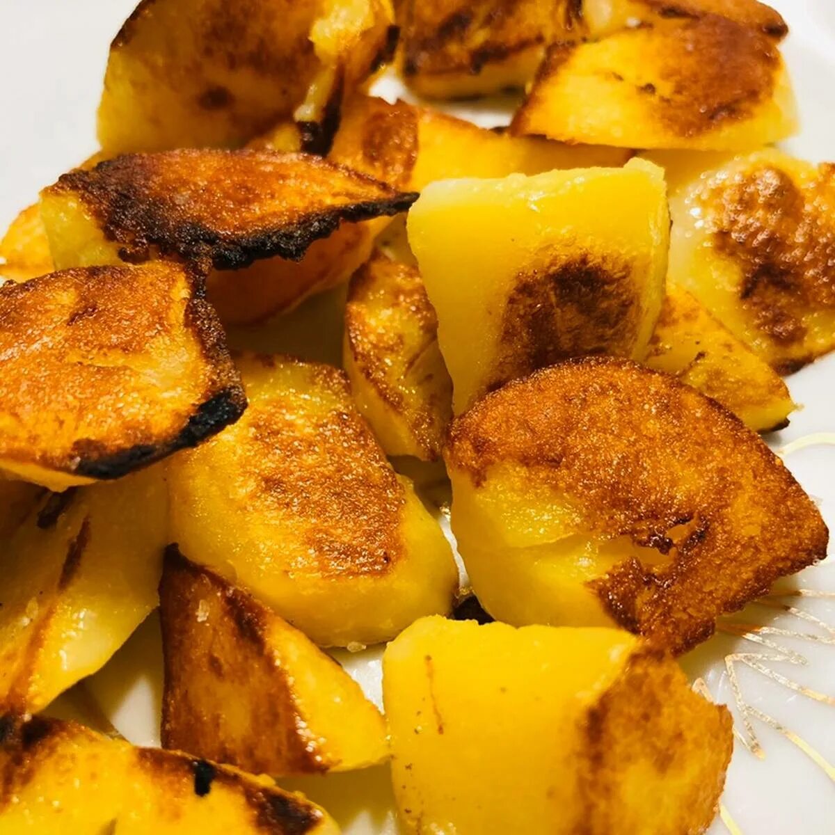 Жареная картошечка. Жареная картошка. Картофель на сковороде. Жареная картошечка. Картошка с яйцом.