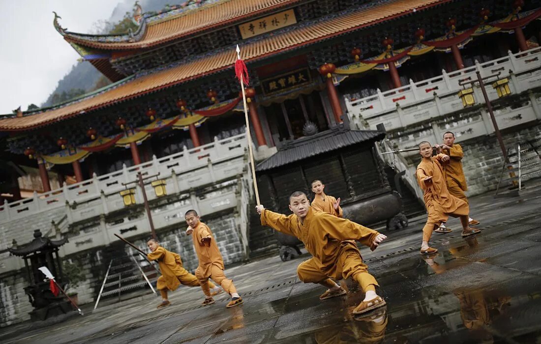 Shaolin temple. Буддийский храм Шаолинь. Монастырь Шаолинь. Монастырь Шаолинь монахи. Монастырь Шаолинь Китай.