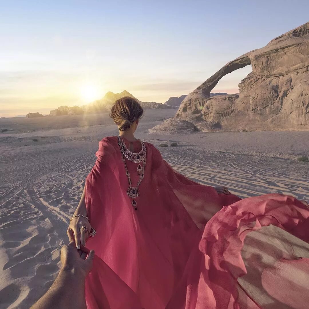 Девушка в пустыне. Платье в пустыне. Девушка в платье в пустыне. Платье для фотосессии в пустыне. Follow mod