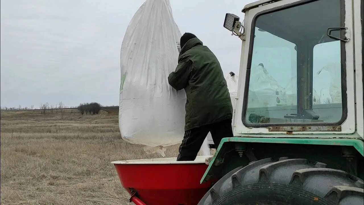 Азотные удобрения. Норма внесения карбамида для подкормки озимой пшеницы. Внесение удобрений на поля. Озимые зерновые культуры внесение удобрений. Боронование зяби.