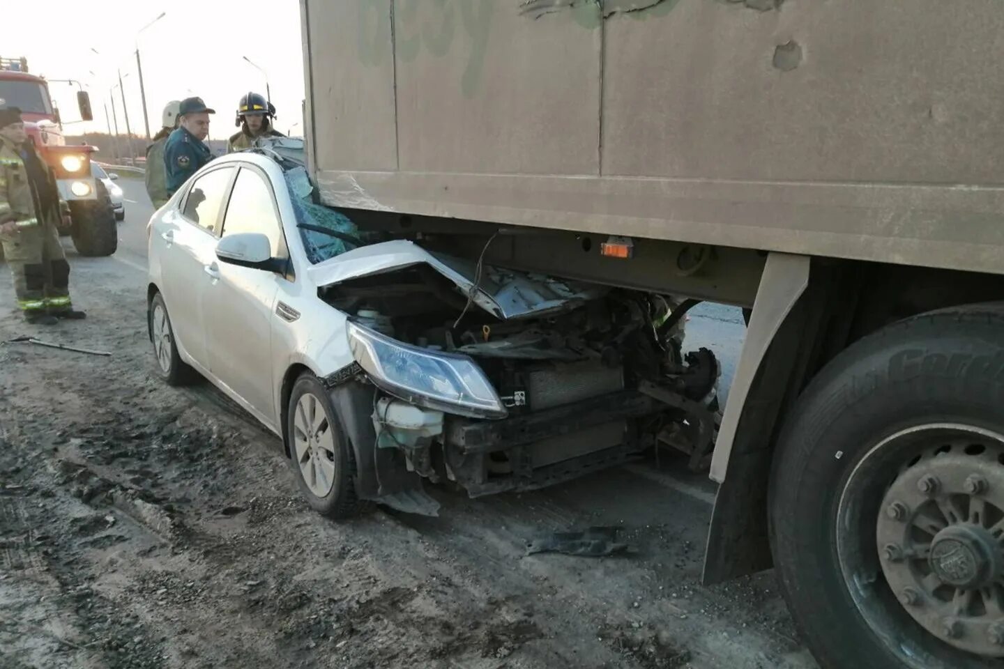 17 апреля 23 год. Авария легковушка влетела в фуру. Легковушка залетела под фуру. ДТП 23 фура Самарская область.