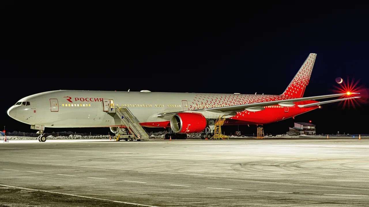 Б 777-300er Россия. Боинг 777 красный. Boeing 777-300er Россия ночью. Boeing 777 300er россия