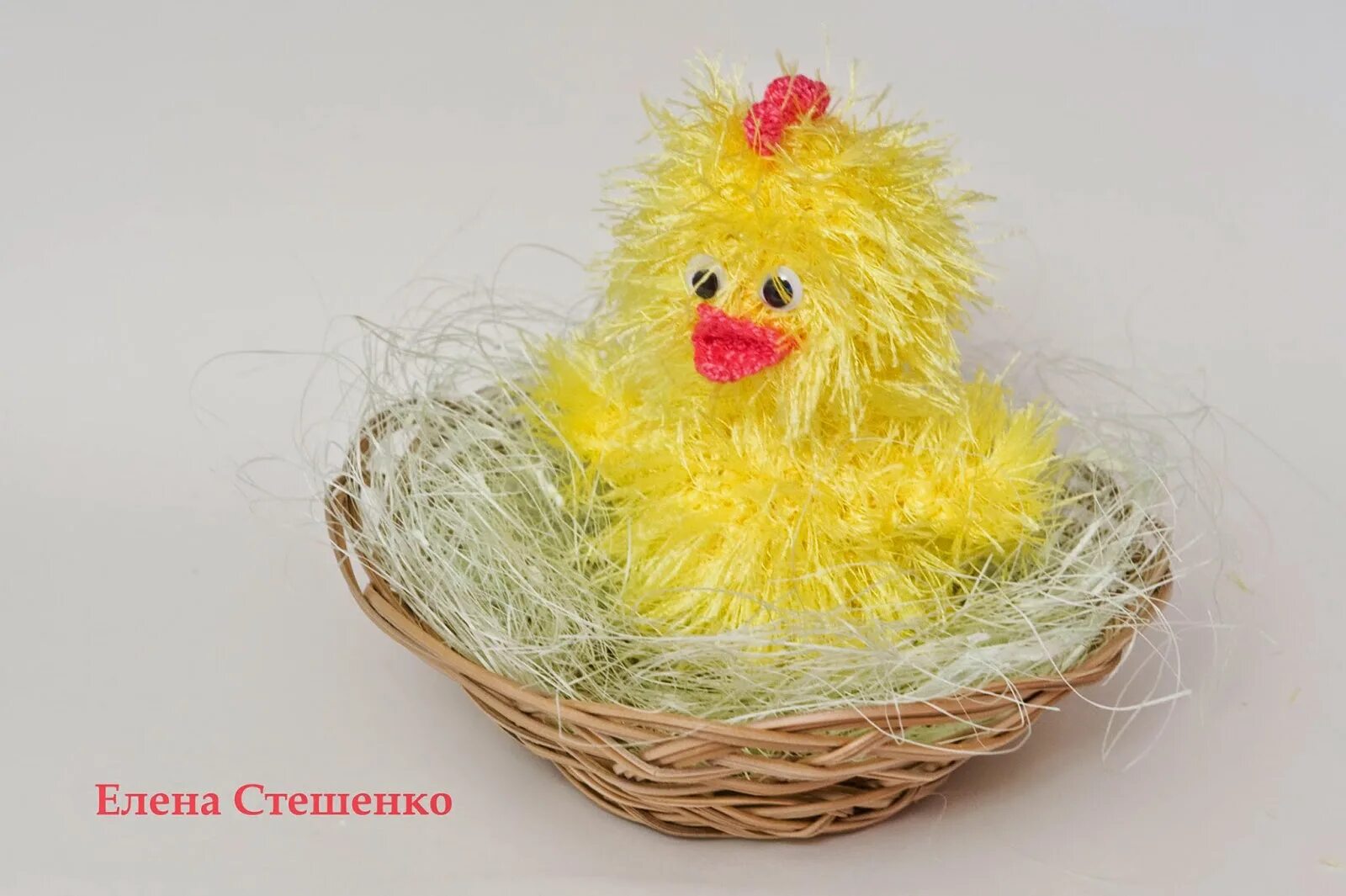 Поделка цыпленок. Поделки на пасху. Цыплёнок из помпонов своими руками. Пасхальный цыпленок из пряжи. Как сделать цыпленка своими руками.