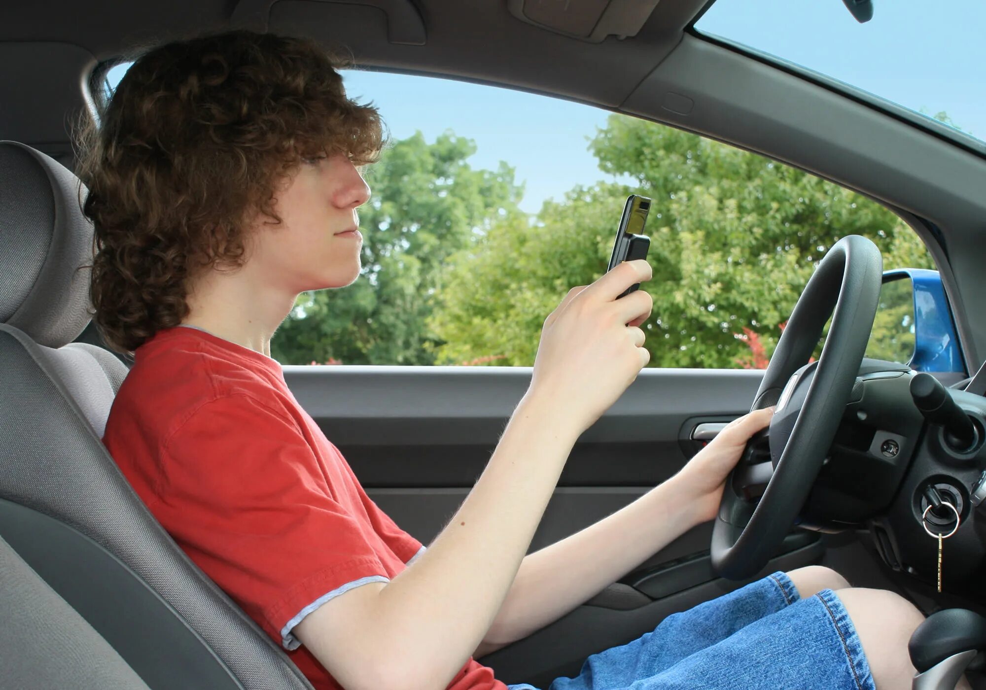 You must to drive. Подросток в машине в телефоне. Подросток водит машину. INDRIVE машины. Car Driving.