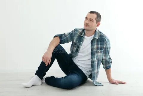 Мужик сидит на полу