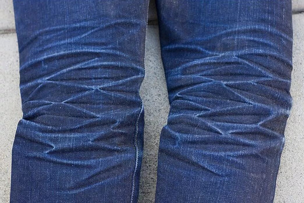 Белые полосы на джинсах. Джинсы с белыми полосками. Заломы на джинсах. Джинсы в полоску.