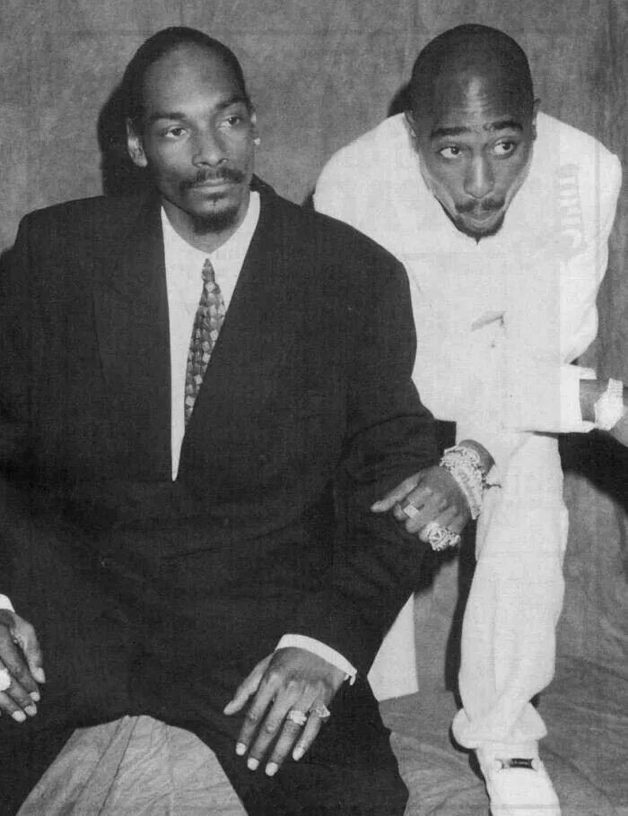 Тупак снуп. 2pac snoop dogg. снуп дог и тупак. тупак шакур и снуп дог. 2pac и снуп дог.
