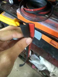 Приклеить уплотнитель двери