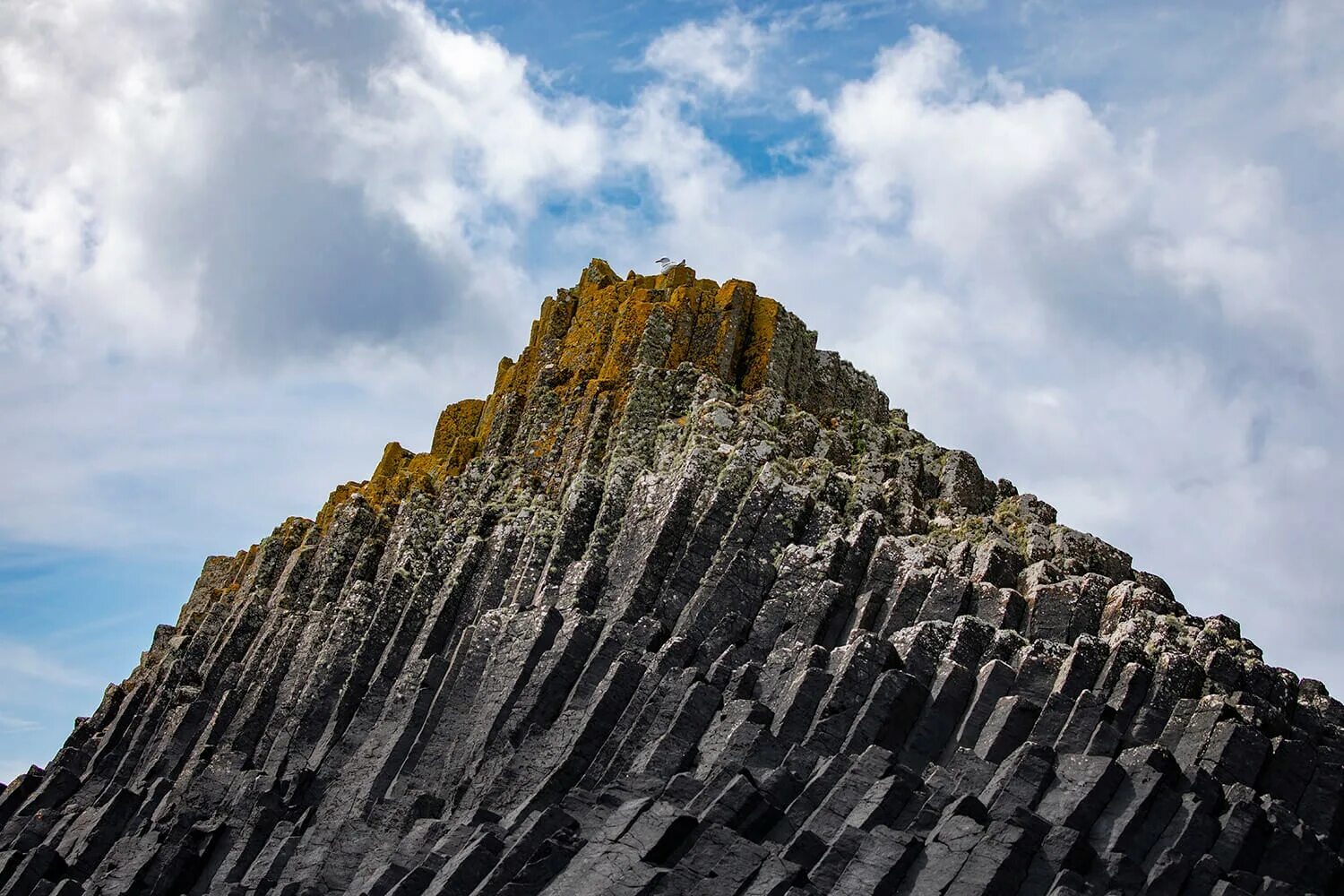 Базальтовые дельты. Базальтовые скалы Ирландия. Basalt columns Шотландия. Стюдлагиль базальтовые колонны. Базальтовые столбы в Египте что это.