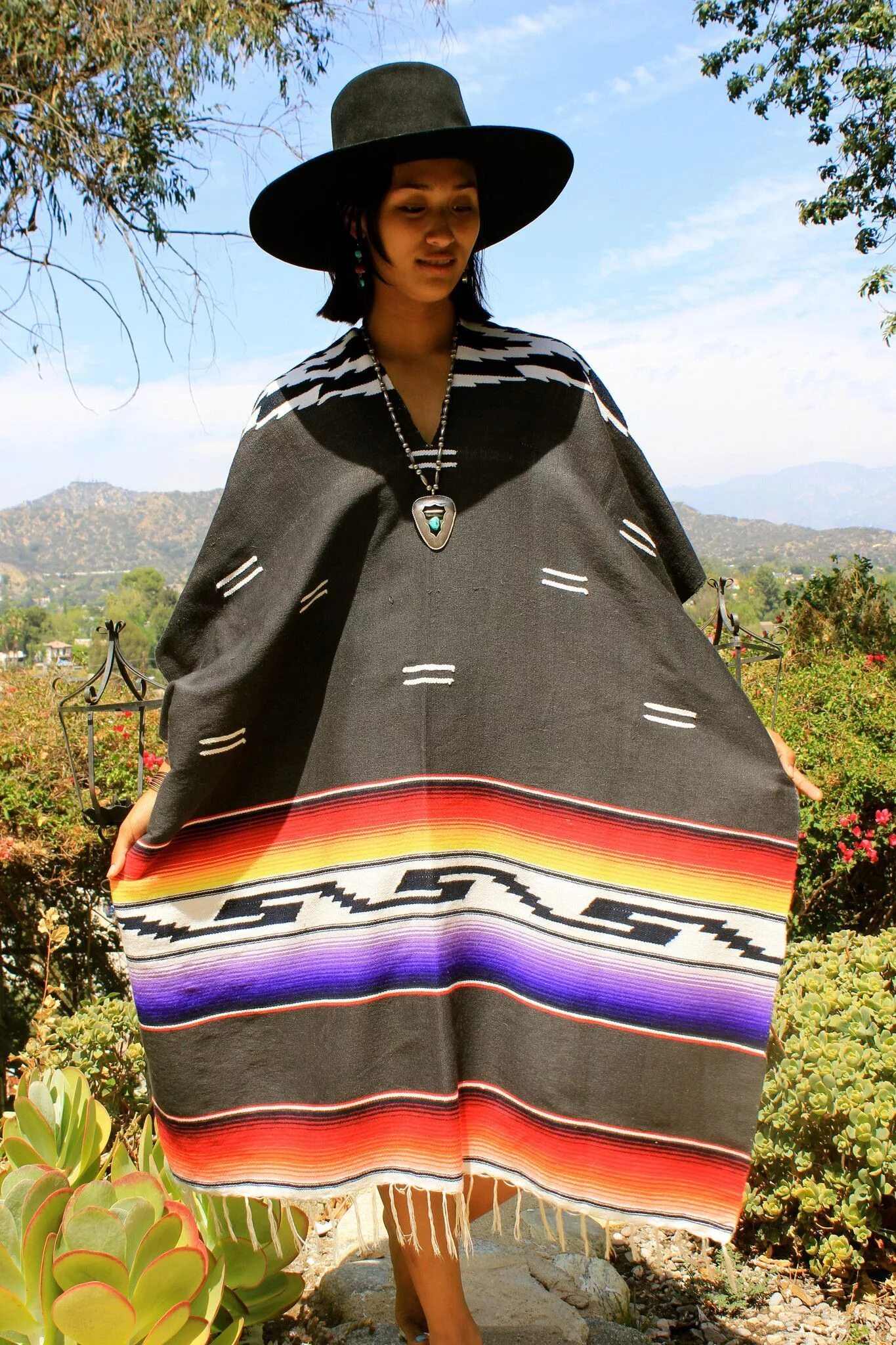 Широкая накидка. Пончо Мехико. Мексика пончо дети. Традиционная одежда Мексики пончо. Пончо женское Мексиканское.