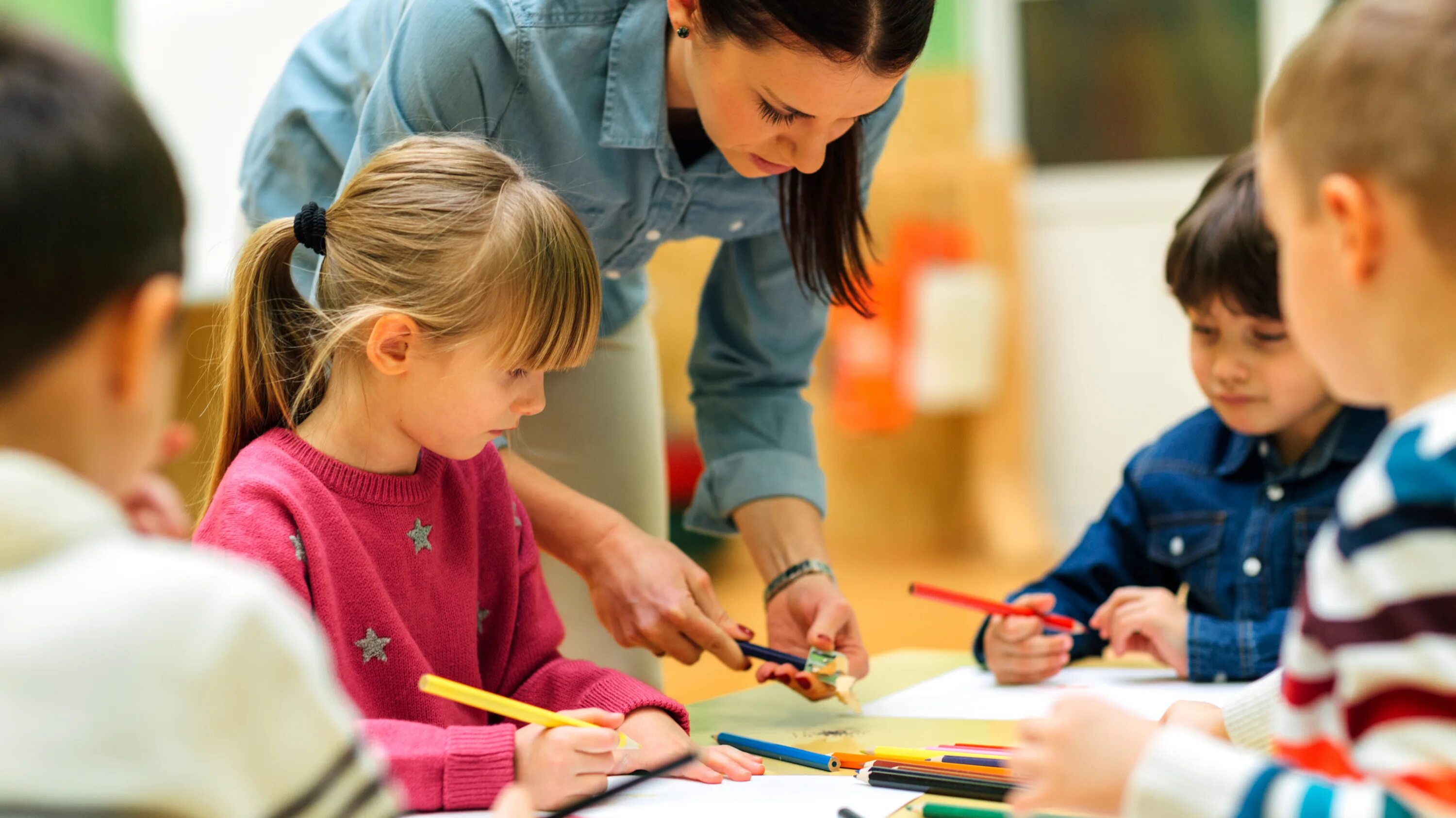 Preschool teachers. Творчий учитель. Школа для отстающих детей. Педагог продленки. Воспитатель готовится к занятию.