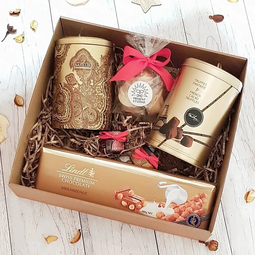 Подарочный набор орехи чай. Презент на новый год. Подарочный набор "для кофе". Набор кофе и шоколад. Подарочные наборы из чая и кофе.