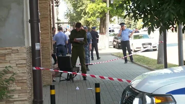 Нападение на милицию. Нападение на сотрудника полиции в суде Ростов. Возле милиции. Полицейский на дороге. Дежурная часть полиции.