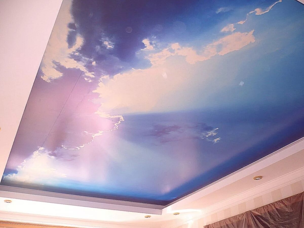 Монтажник потолков. Установка натяжных потолков мытищи. Монтаж натяжного потолка. Двухуровневый потолок. Монтаж натяжного потолка.