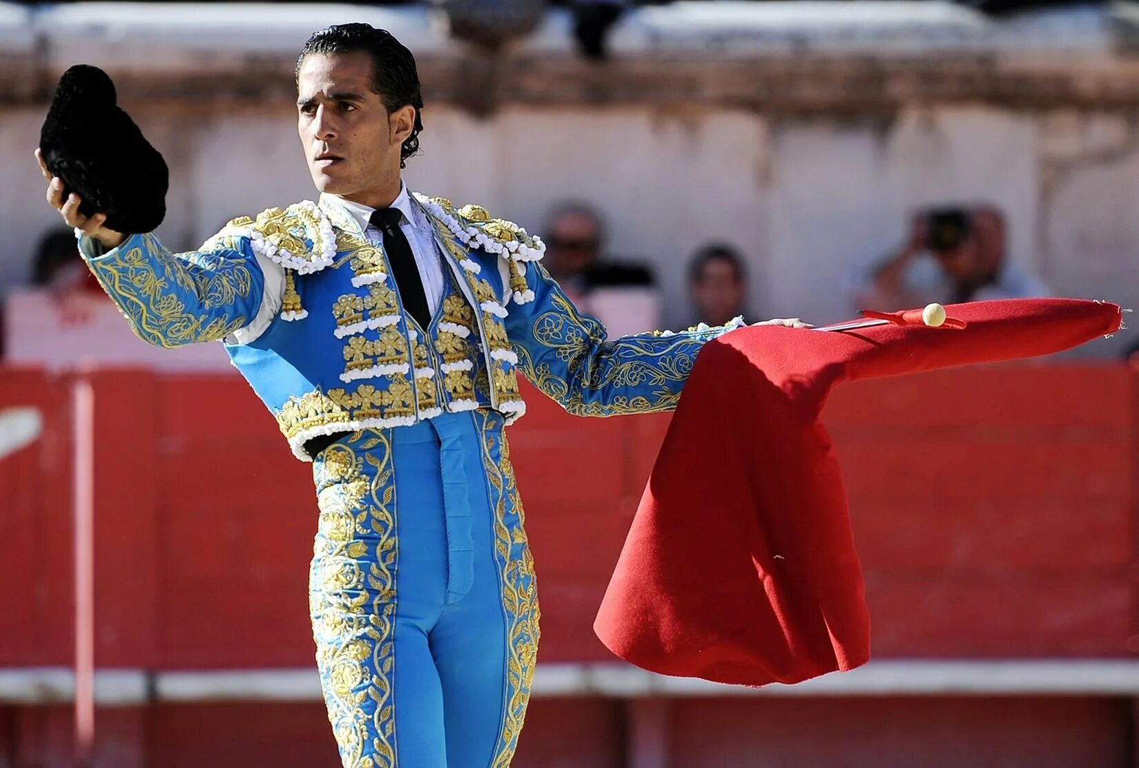 Ария тореадора. Эмилио Муньос тореадор. Испанский Матадор костюм.