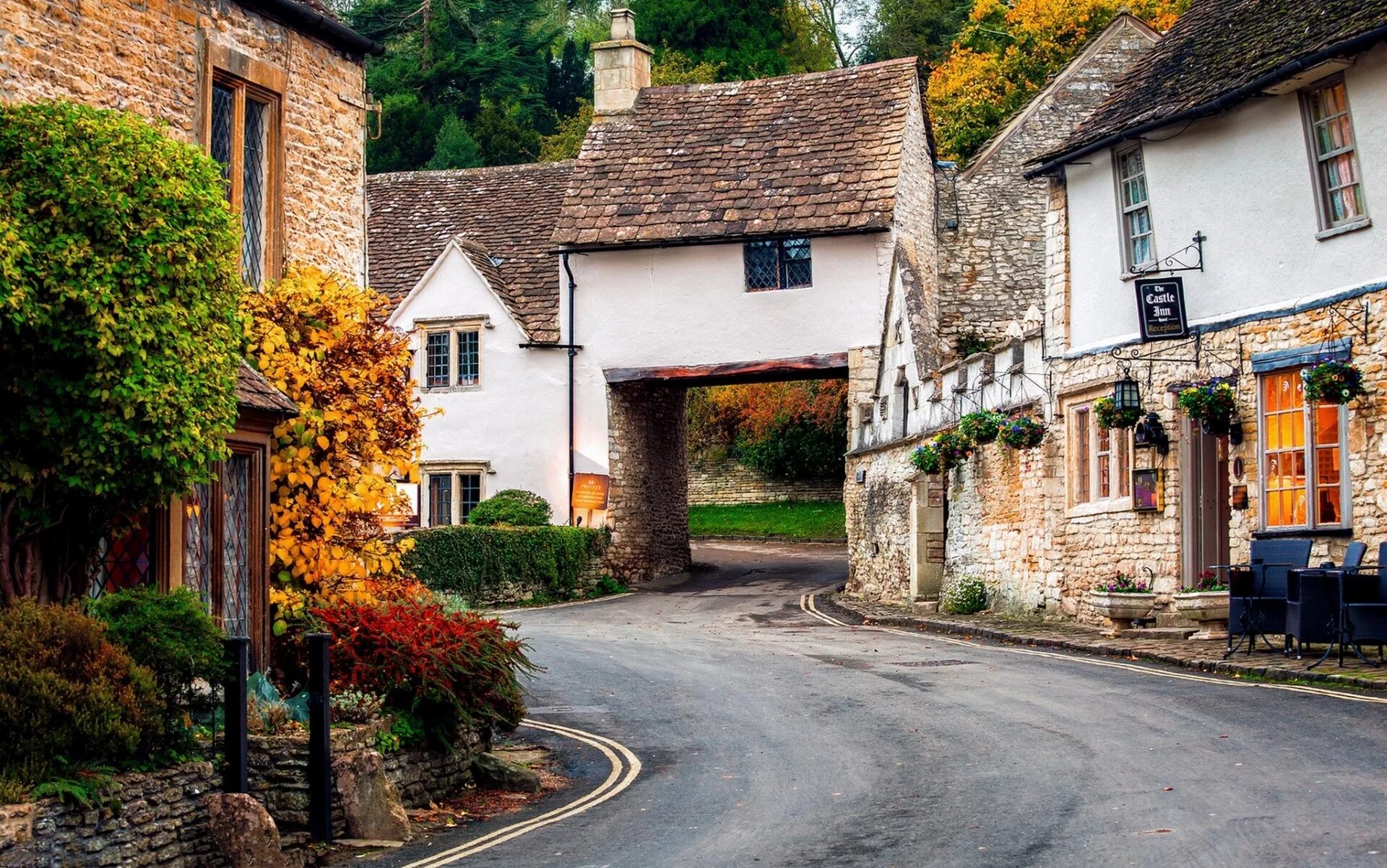 English village. Castle Combe, Уилтшир, Англия. Англия деревня Castle Combe. Графство Уилтшир, Южная Англия. Касл комб Великобритания.