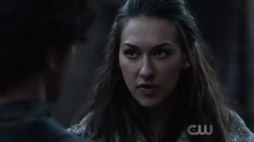 Презентация friend sharing. Фон доверие. Взаимопомощь и поддержка. Человек в горах. Один человек помогает другому.