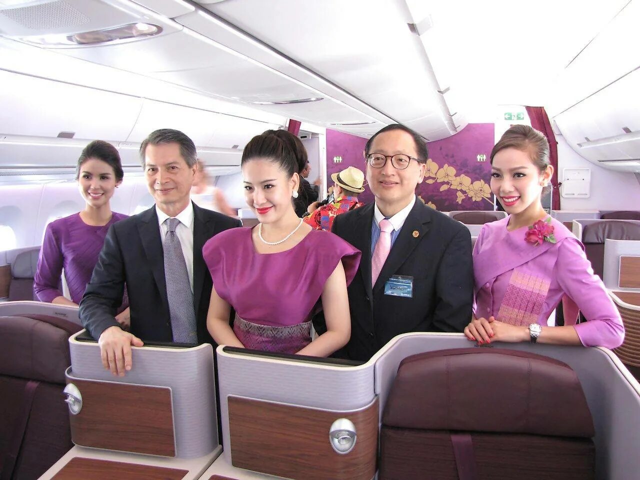 Авиакомпании бангкока. Thai Airways бортпроводники. Thai Airways авиакомпания стюардессы. Bangkok Airways стюардессы. Авиалинии Тайланда.