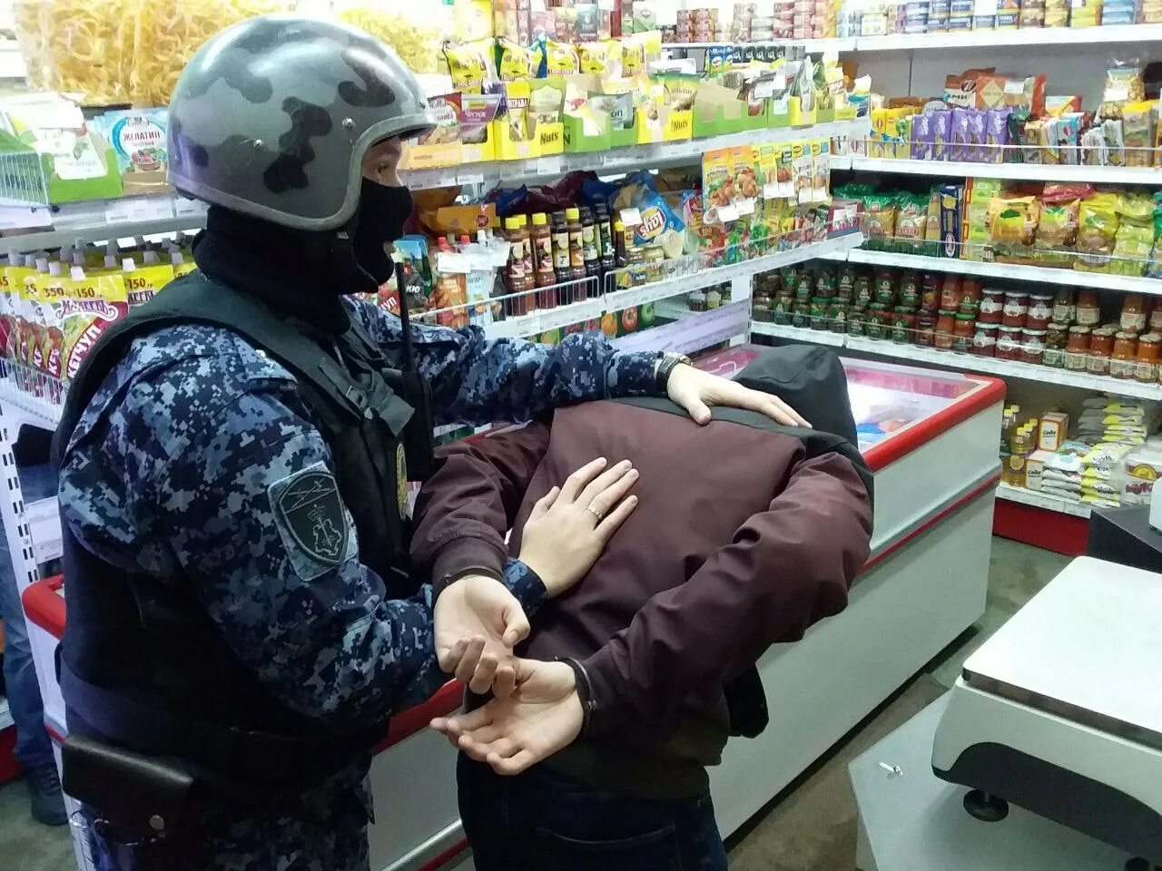 Поймали воровку в магазине. Ограбление магазина. Кража в магазине. Ворует из магазина.