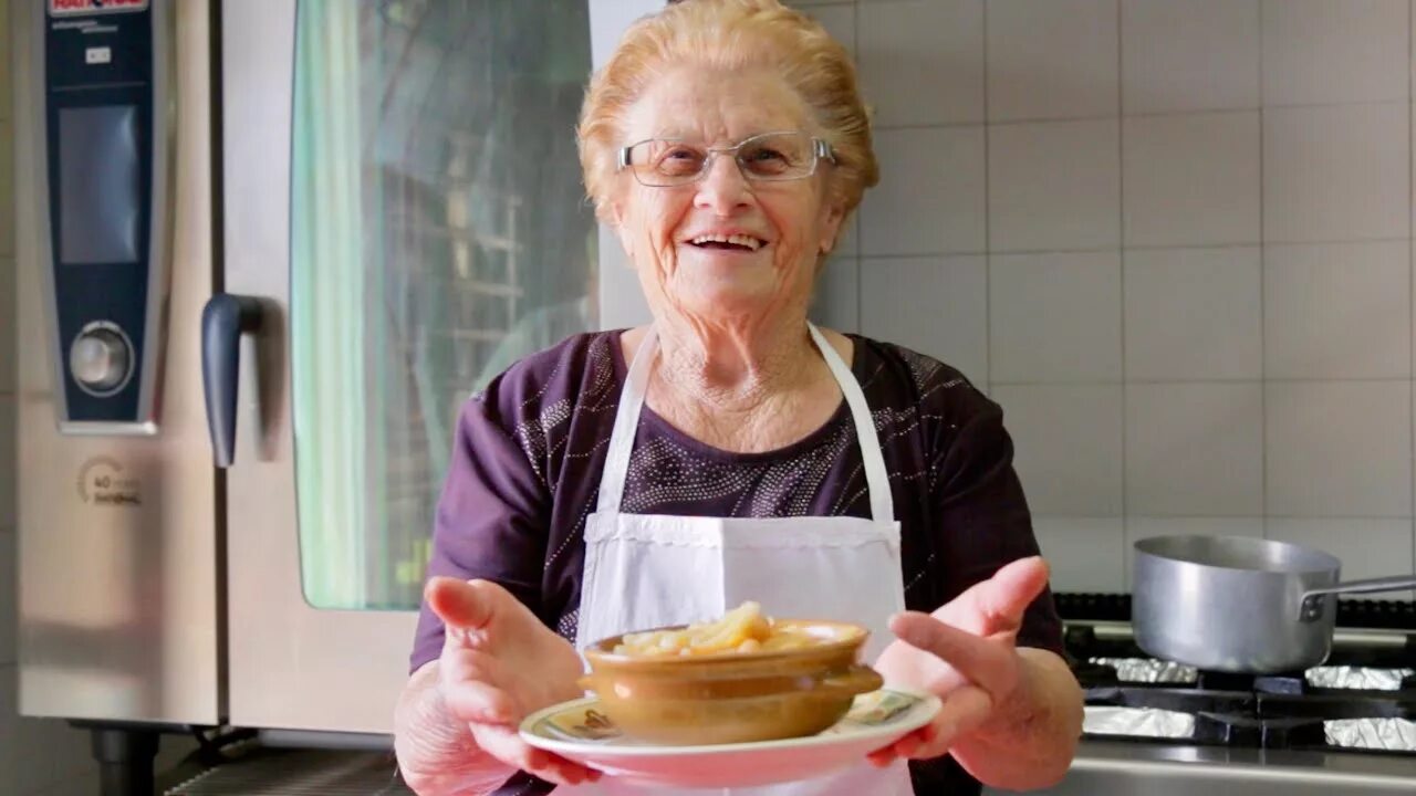 My granny best. Бабушка готовит. Бабушка с едой. Бабушка на кухне. Бабушка стряпает.