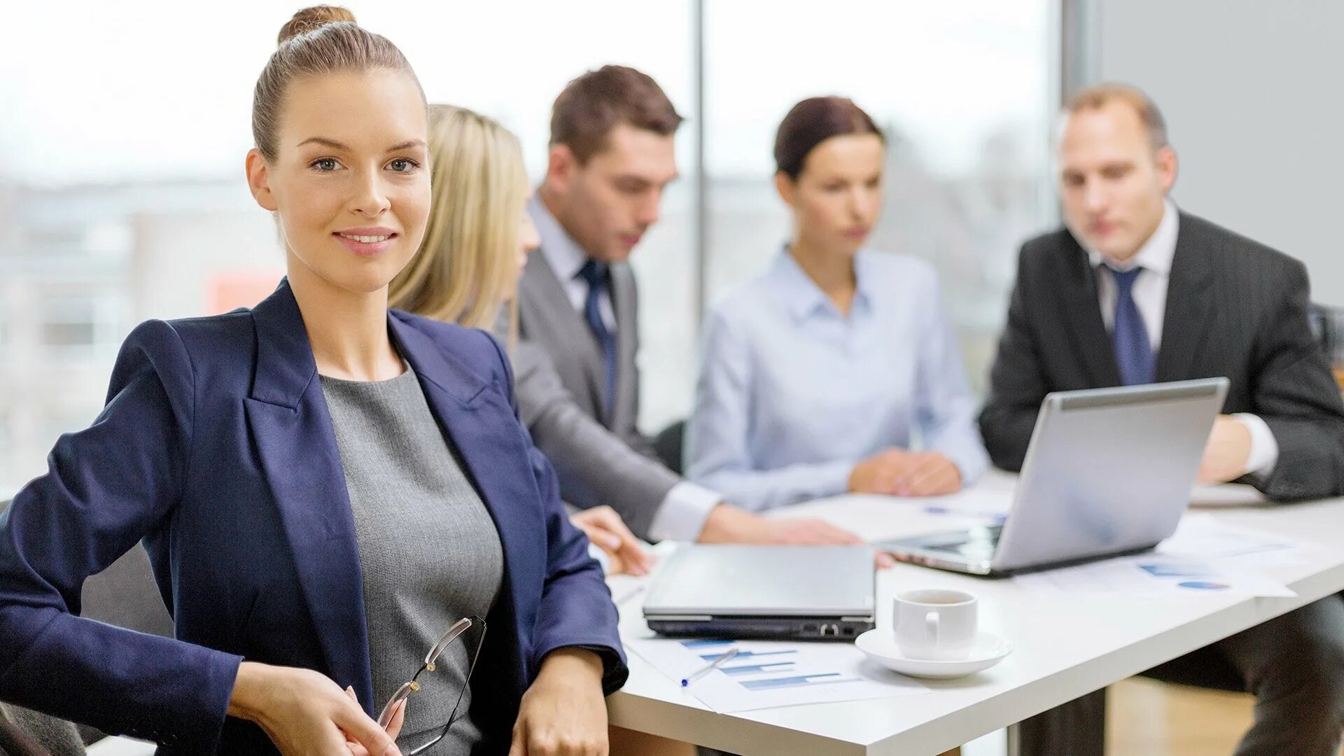 Подбор и бронирование платных спец услуг. Девушка. Консьерж услуги. Консьерж сервис. Подбор и бронирование платных спец услуг.