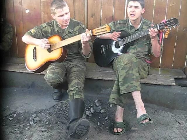 Гитара армейские песни видео. Армейский хит под гитару. Военный с гитарой. Дембеля на гитаре. Армейские видеоклипы под гитару.