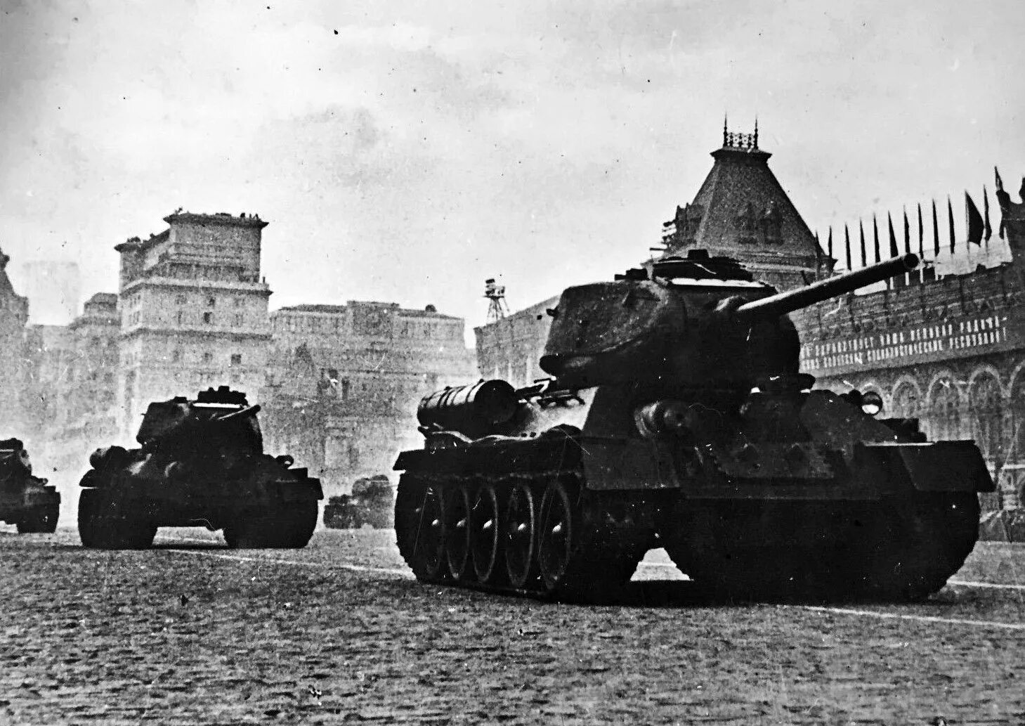 Какие танки были в 1941 году. Танки ВОВ 1941-1945. Непобедимый т-34. Т34 40 года манёвренные. Танк т34 во время войны 1941-1945.
