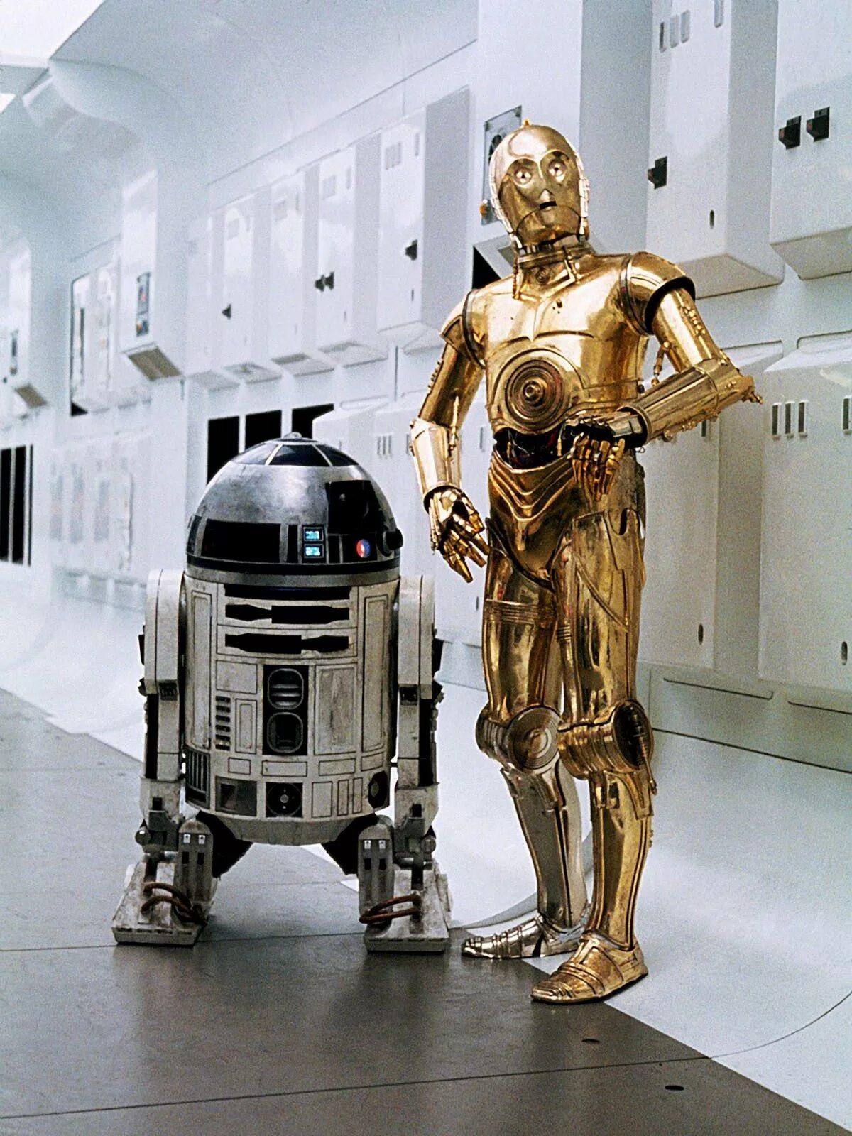 Робот из звездных воинов. C3po в полный рост. как зовут последнюю версию роботы звёздных воин. фото робота из последних звездных воий.
