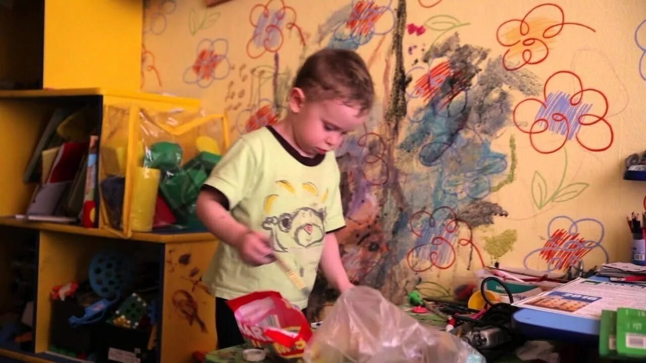 Овер шоу играет в непослушного ребенка
