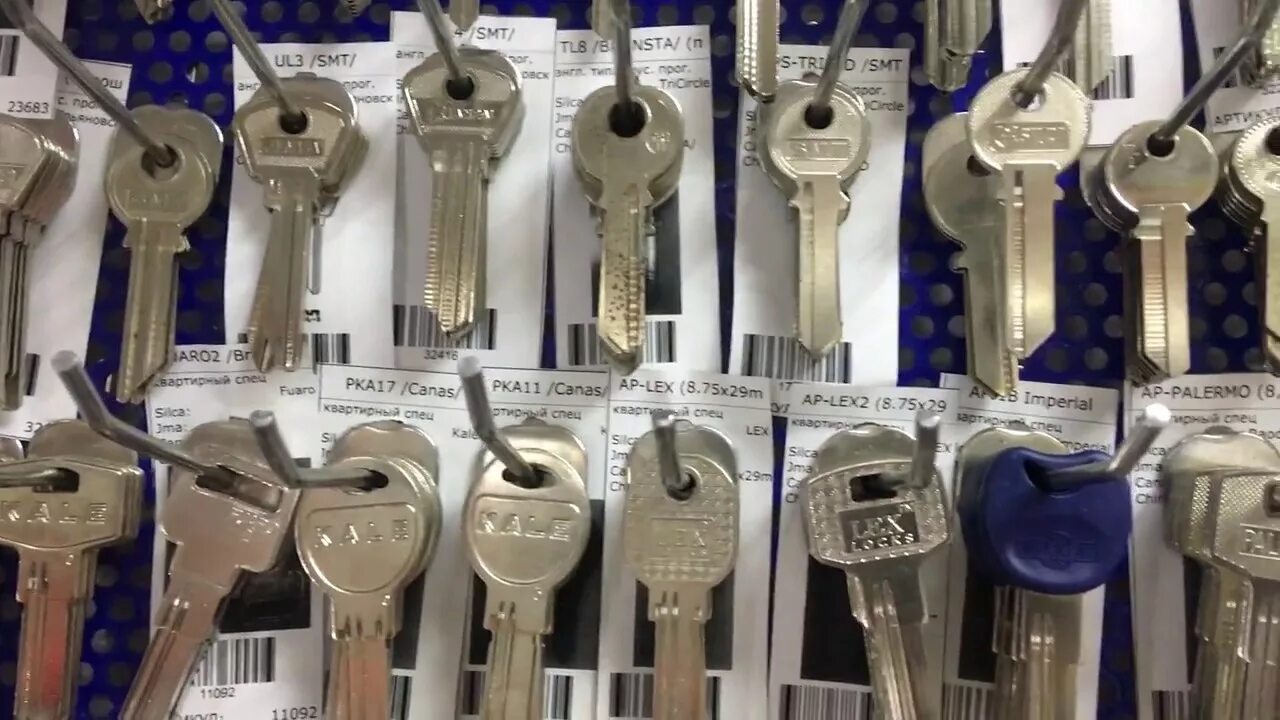 Сколько делают ключи. Заготовка ключей kr30. Стенд для ключей. Стенд для заготовок ключей. Стенд для автомобильных ключей.