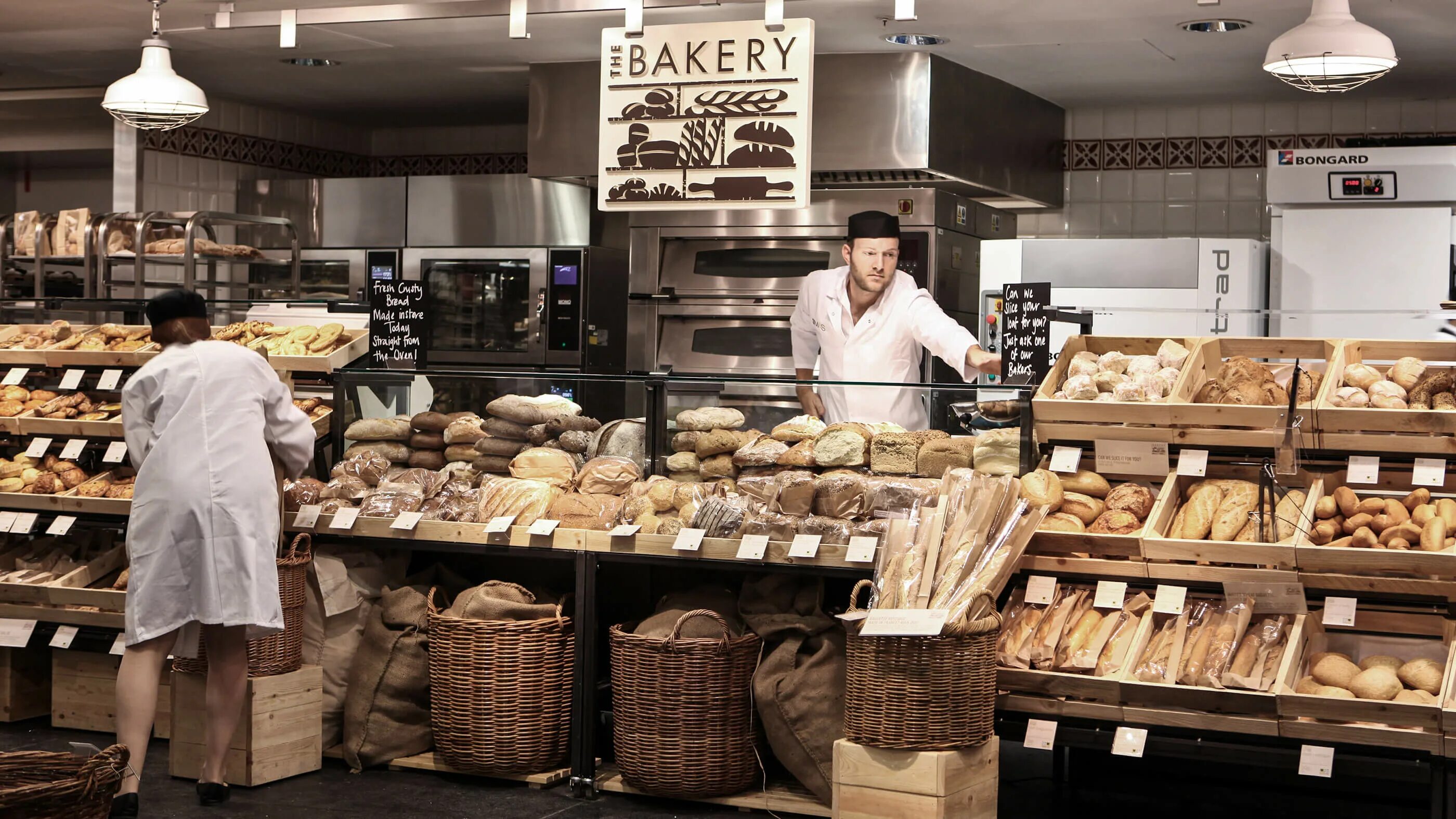 Baker s. Корейская пекарня. Пекарни в Корее. Покупатель в пекарне. Пекарня в ритейле.